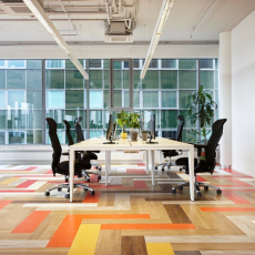 Tekero referents Toggl uus büroo Tallinnas. Amtico LVT põrandakate Signature.