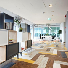 Tekero referents Toggl uus büroo Tallinnas. Amtico LVT põrandakate Signature.