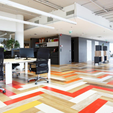 Tekero referents Toggl uus büroo Tallinnas. Amtico LVT põrandakate Signature.