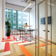 Tekero referents Toggl uus büroo Tallinnas. Amtico LVT põrandakate Signature.