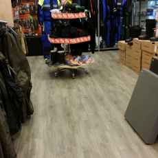 Tekero referents Jahipauna kauplus Sikupilli keskuses. Amtico Spacia imitatsioonpõrand disain Weathered Oak.