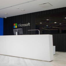 Tekero referents Microsofti büroo Tallinnas. Interface plaatvaip Elevation II. Amtico LVT White Oak.