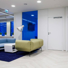 Tekero referents Microsofti büroo Tallinnas. Interface plaatvaip Elevation II. Amtico LVT White Oak.