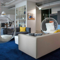 Tekero referents Microsofti büroo Tallinnas. Interface plaatvaip Elevation II. Amtico LVT White Oak.