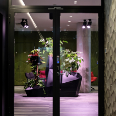 Tekero referents Telia Eesti peahoone. Interface plaatvaibad Urban Retreat, Near & Far ja Human Nature. 